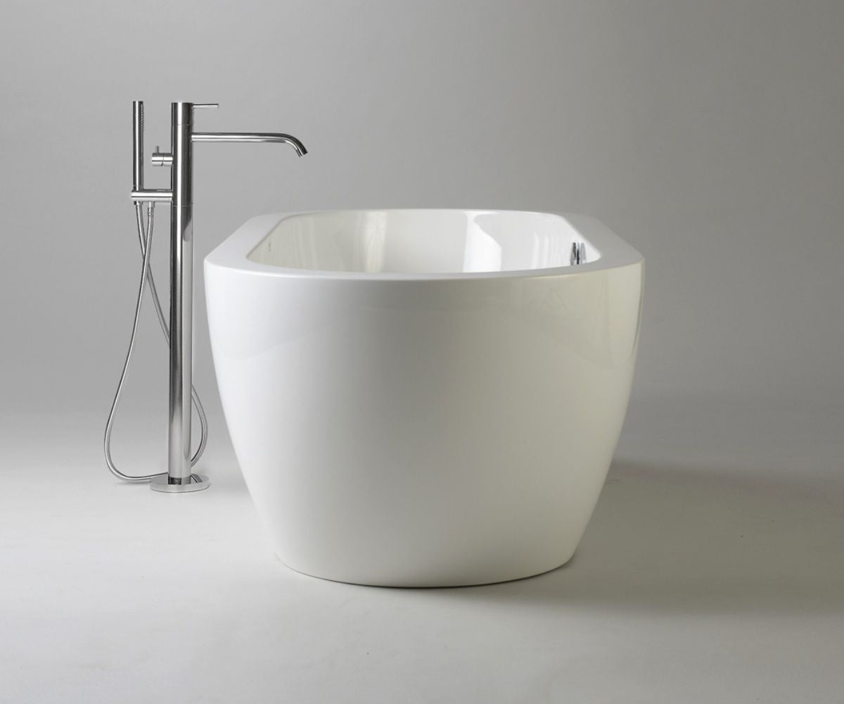 Genesis free-standing bathtub with the AIR+ system