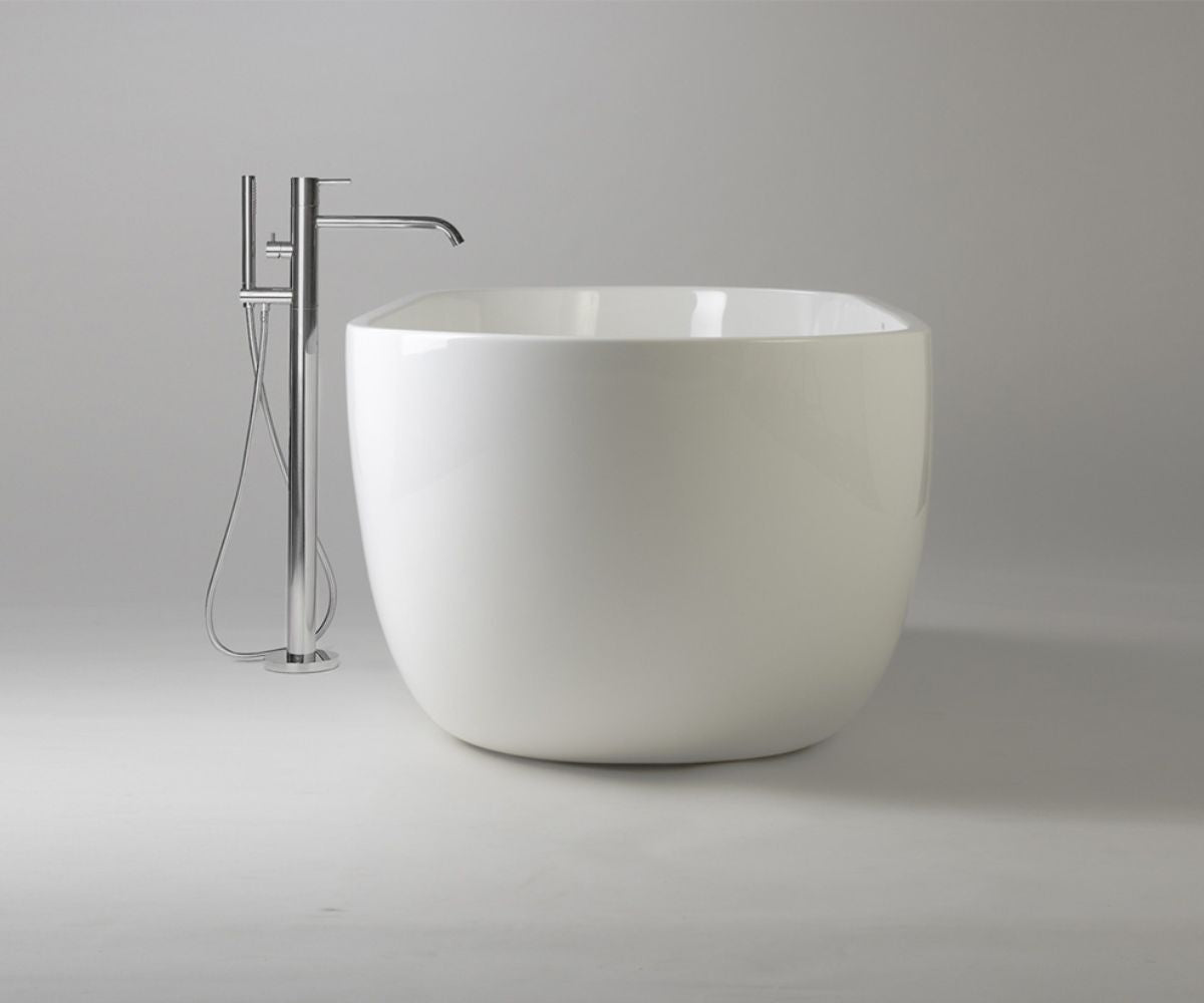 Space free-standing bathtub with the AIR+ system 