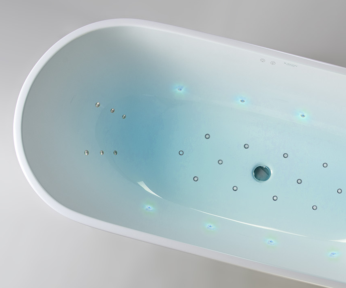 Space free-standing bathtub with the AIR+ system 