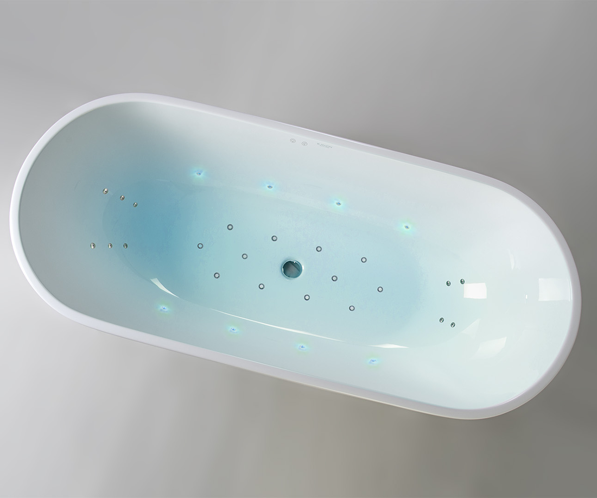 Space free-standing bathtub with the AIR+ system 